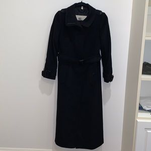 Burberry long cashmere coat. Size 4. Black. Adjustable belt !! Classic